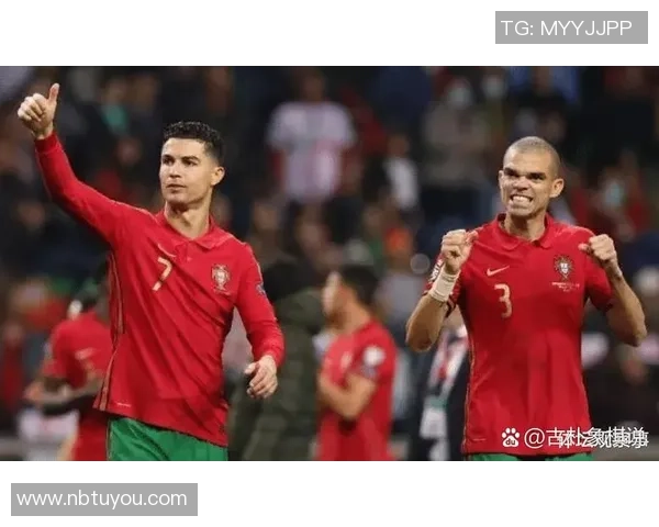 球星深情亲吻足球的瞬间：荣耀与梦想交织的象征