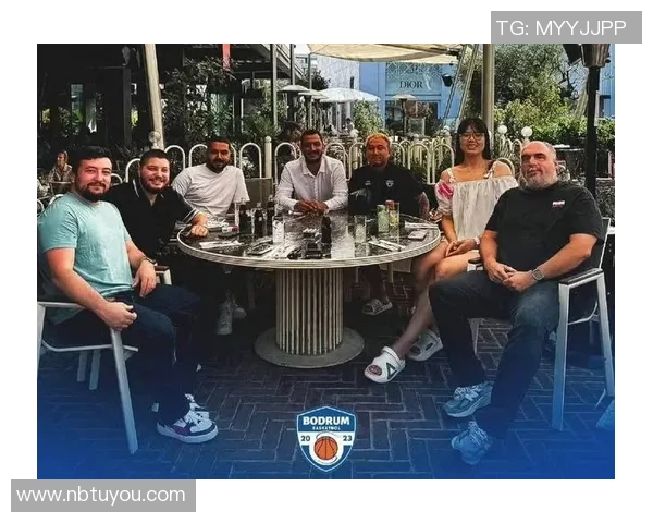 NBA球星与足球巨星同框合影展现跨界友谊与体育魅力