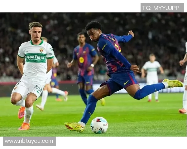 巴萨球星打足球展现团队默契与个人技巧全面解析 巴萨球星打足球展现团队默契与个人技巧全面解析