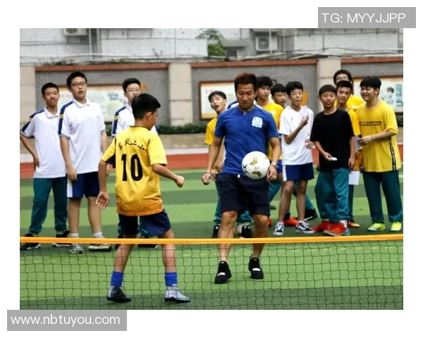足球小报专访：球星风采与背后故事揭秘，独家解读赛场外的精彩人生